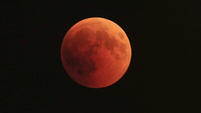 La luna en Giv'atayim, israel, durante el eclipse lunar de este viernes