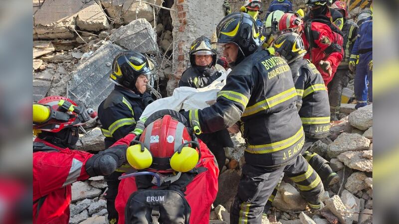 Bomberos rescatan a la tercera víctima del derrumbe de un edificio en San Antonio Abad