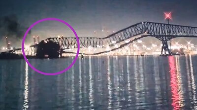 En el momento del impacto, sobre el puente había varios vehículos