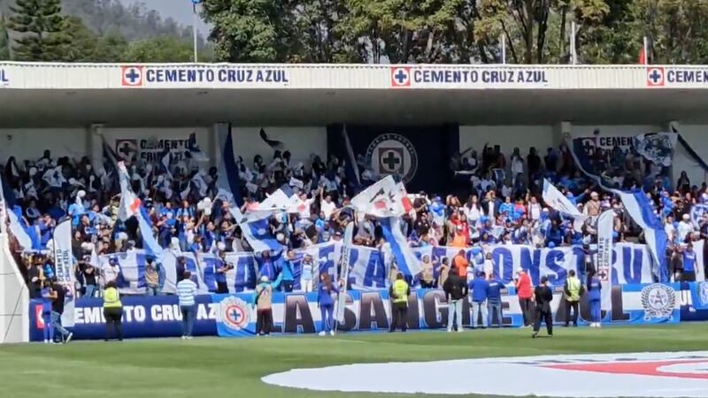 Cruz Azul entrena a puerta abierta y afición cobija al equipo previo a la final de Concacaf
