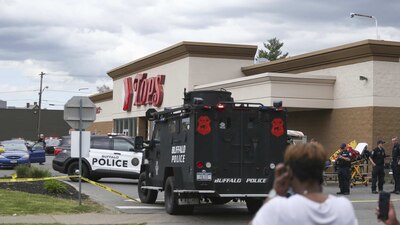 Según testigos el atacante armado vestía ropa estilo militar y chaleco antibalas