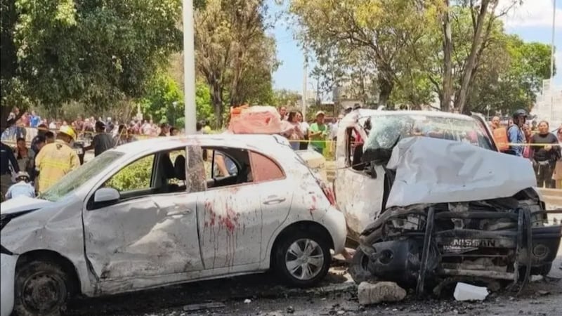 Locomotora se separa del tren y arrolla a 4 autos en Irapuato; reportan 6 muertos