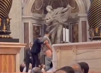 VIDEO: Hombre orina altar en El Vaticano; el Papa ordena rito de ‘purificación’