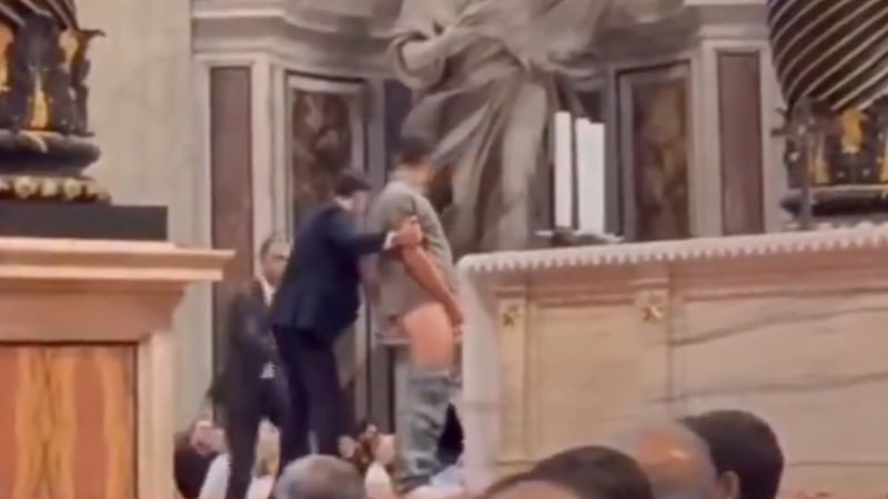 VIDEO: Hombre orina altar en El Vaticano; el Papa ordena rito de ‘purificación’