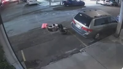 La víctima alcanzó a agarrarse para no caer al fondo de la coladera, pero sufrió raspones.