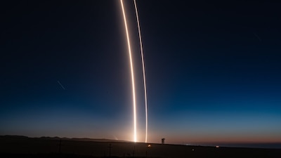 La empresa norteamericana puso en órbita un satélite argentino este domingo