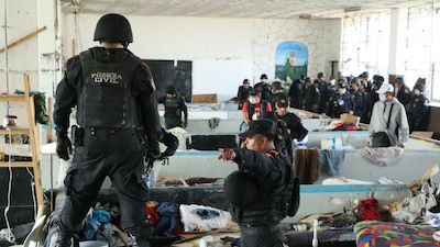 Elementos de Fuerza Civil realizan una revisión en el penal de Apodaca, Nuevo León, en febrero de 2016