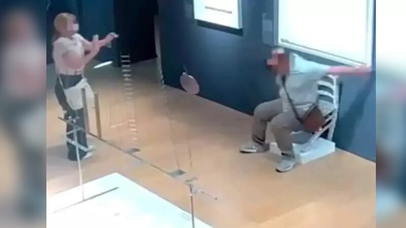Turista destruye silla hecha con miles de cristales Swarovski inspirada en Van Gogh
