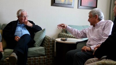 Noam Chomsky (izq.) y AMLO esta tarde en Sonora