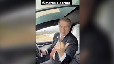 En el video en redes sociales s aprecia al canciller manejando un Tesla
