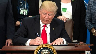 El presidente Trump firmando la orden ejecutiva para iniciar la construcción del muro fronterizo