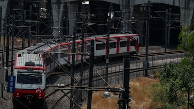 El gobierno planea mejor y extender el servicio del sistema de transporte