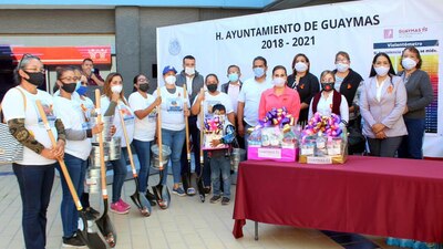 La alcaldesa entregó palas, gel antibacterial, cubetas, entre otros enseres