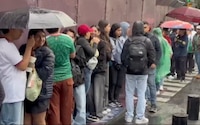 Pese a la lluvia, aficionados hacen largas filas para entrar al Fan Fest en el Zócalo de la CDMX