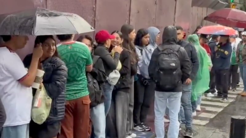 Pese a la lluvia, aficionados hacen largas filas para entrar al Fan Fest en el Zócalo de la CDMX
