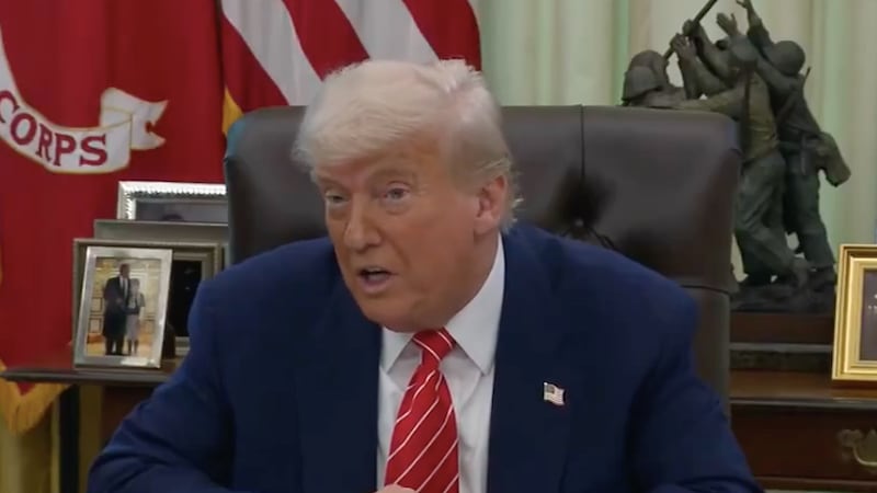 Trump, con vía libre para retirar estatus legal a más de medio millón de migrantes