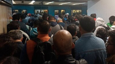 Usuarios hacen 'fila' para poder ingresar... al andén en la línea 2