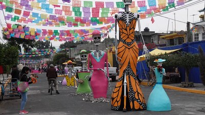 También los vecinos instalaron ofrendas y se unieron 22 muralistas para pintar azoteas