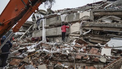 La emergencia que ha dejado cerca de 6 mil edificios derrumbados sólo en Turquía.