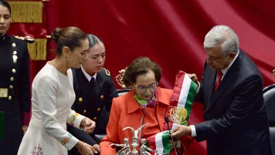 Como la primera mujer presidenta de México, entre vivas y porras