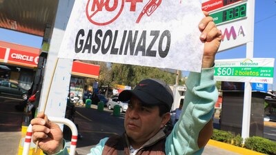 Decenas de mexicanos han salido a las calles a protestar por la medida gubernamental
