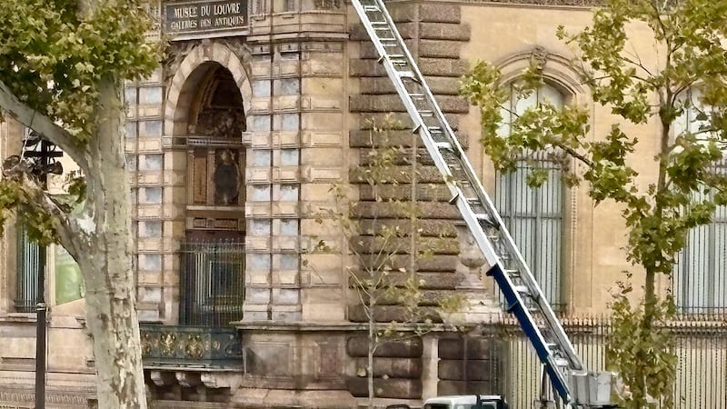 ¿En menos de 10 minutos y con una grúa? Te contamos cómo ocurrió el robo al Museo de Louvre