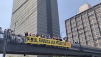Padres exigen reubicar escuelas contiguas a la refinería en Dos Bocas; Pemex escucha peticiones