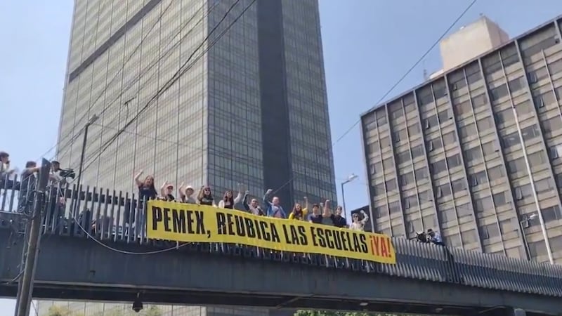 Padres exigen reubicar escuelas contiguas a la refinería en Dos Bocas; Pemex escucha peticiones