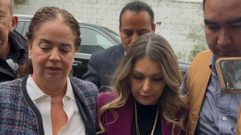 Alicia Villareal ratifica demanda contra su esposo, Cruz Martínez