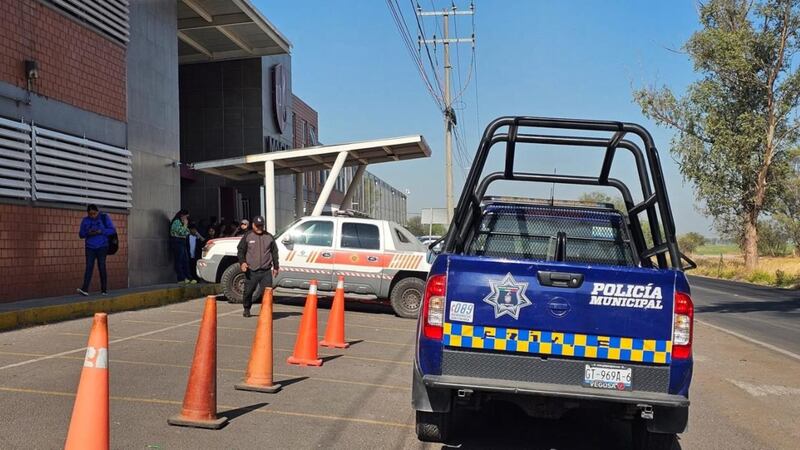 Muere niña de 11 años en escuela de Celaya tras caerle portería de futbol encima