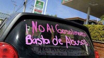 Varios ciudadanos salen a las calles de México para protestar por el aumento al precio de la gasolina