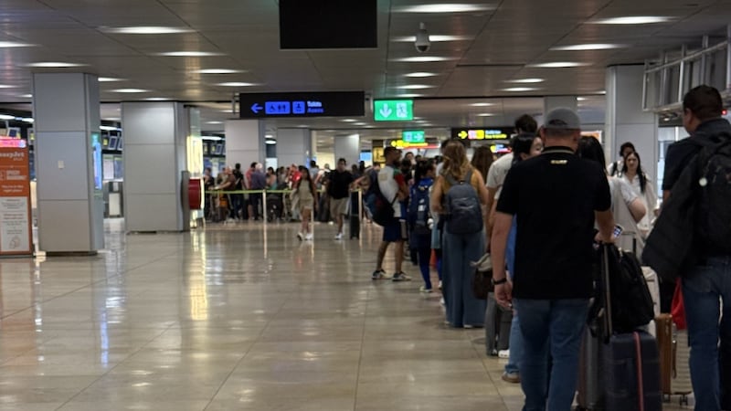 Huelga en el Aeropuerto Madrid-Barajas, de España, desata caos previo a Nochebuena