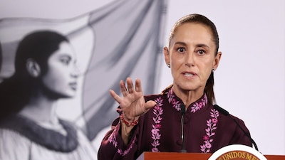 CIUDAD DE MÉXICO, 08OCTUBRE2026.- Claudia Sheinbaum, presidenta constitucional de los Estados Unidos Mexicanos, durante la Conferencia del pueblo en el Salón Tesorería de Palacio Nacional, donde calificó de “absurda” y sin sustento la afirmación de que el gobierno de Estados Unidos haya presionado en la designación de coordinadores estatales de Morena de cara a los comicios de 2027. FOTO: GRACIELA LÓPEZ/CUARTOSCURO.COM