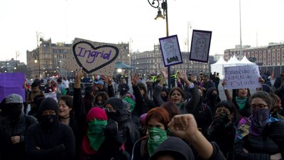 Decenas de mujeres fueron a Palacio Nacional a exigir un alto a los feminicidios