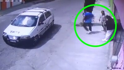 Las cámaras de una calle en el municipio de Ecatepec captaron el momento de un asalto a una enfermera