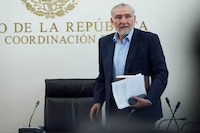 Adán Augusto dice que sí solicitó pasaporte diplomático, pero no lo ha usado