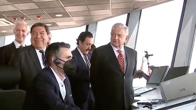 Se observa el momento cuando todos ríen con ella, menor López Obrador