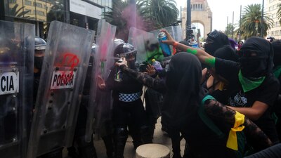 Algunas manifestantes hicieron pintas y lanzaron bombas molotov
