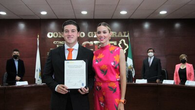 Acompañado de su esposa, Mariana Rodríguez, Samuel García recibió su constancia de mayoría.