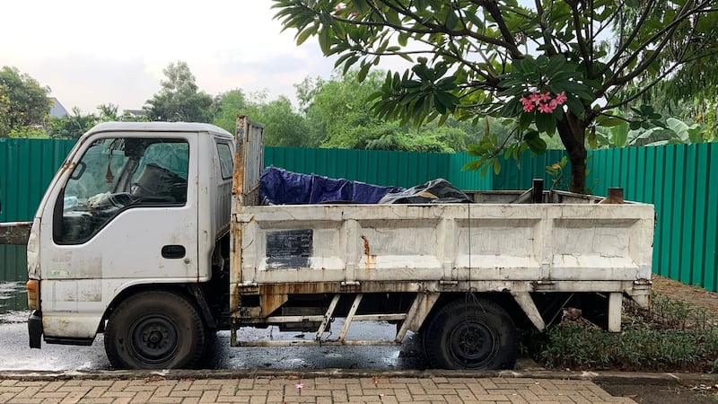 Trabajadores de reciclaje incendian auto particular tras chocar con él