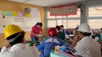 Alumnos portan cascos en clases por temor al colapso del techo de telesecundaria en Morelos