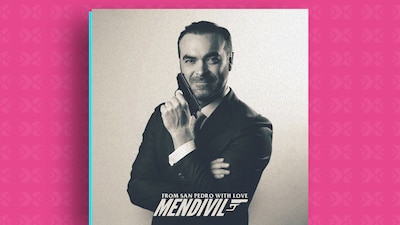 Eduardo Alonso Mendívil posa como James Bond en una foto que publicó en sus redes sociales.