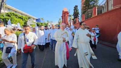 El obispo Ramón Castro visitó 11 viviendas cuyos habitantes han sido víctimas de la delincuencia.