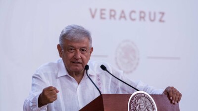 AMLO dijo que las mantas del crimen no lo amendrentarán