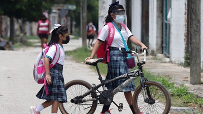 El gobernador de NL, Samuel García Sepúlveda, quitó restricciones de aforo en las escuelas privadas de la entidad