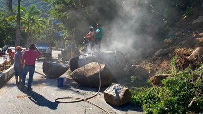 Trabajadores iniciaron la remoción de piedras y lodo en esta vialidad