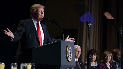 Donald Trump dijo que seguirá teniendo llamadas "duras" con mandatarios extranjeros para que EU vuelva a ganar