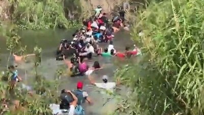 Algunos cruzan por el Río Bravo