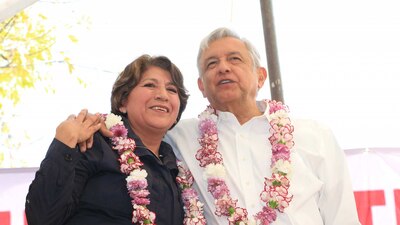 La precandidata de Morena (izq) ha tenido diversos mítines con AMLO