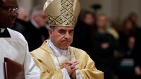 “Por el bien de la Iglesia”, el cardenal Becciu desiste del Cónclave para elegir al Papa